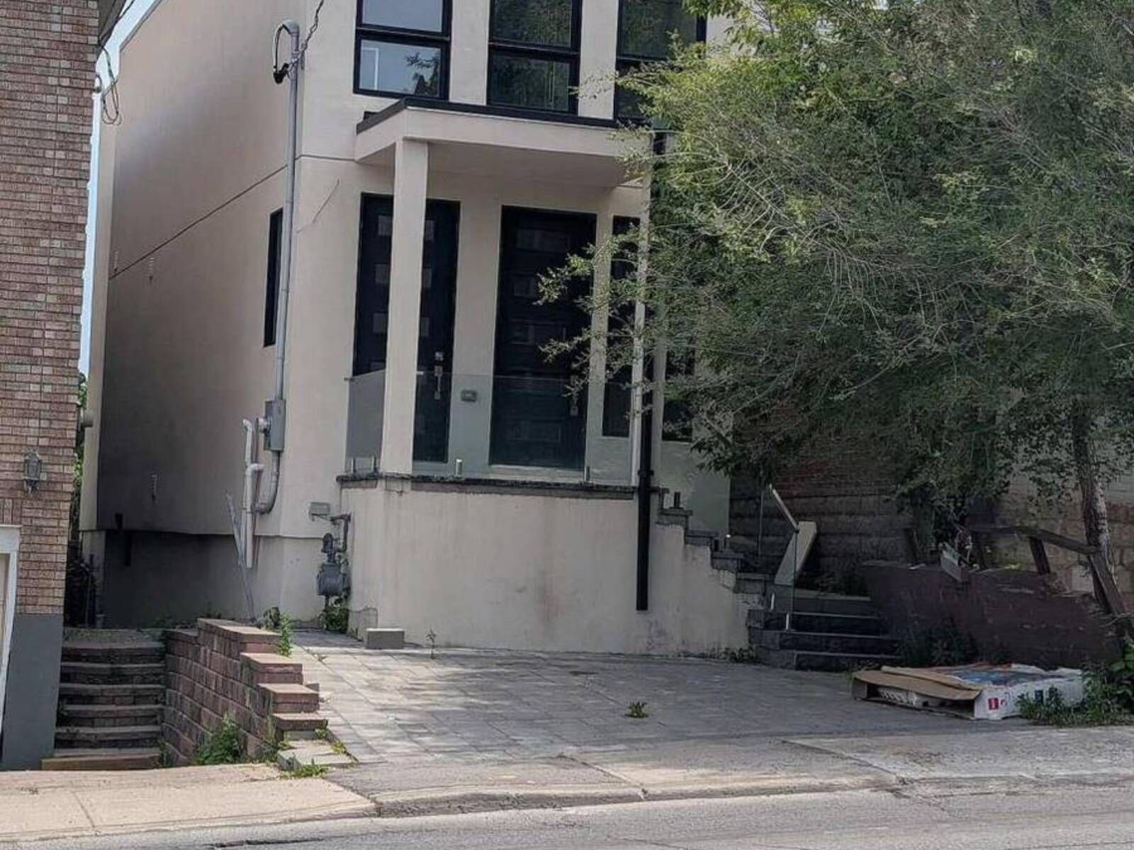 2099 DUFFERIN STREET, Toronto, Ontario M6E 3R3