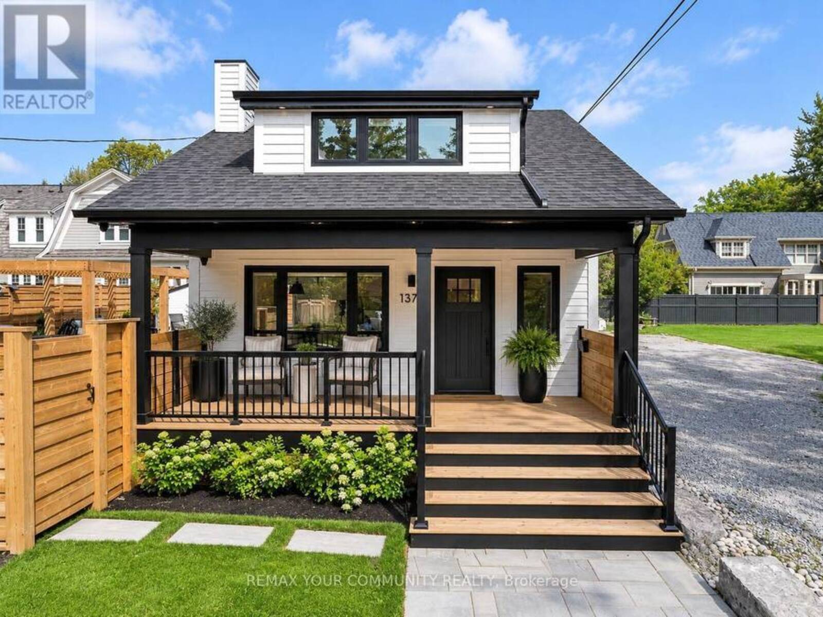 1379 CAROLINE STREET, Burlington, Ontario L7S 1H5