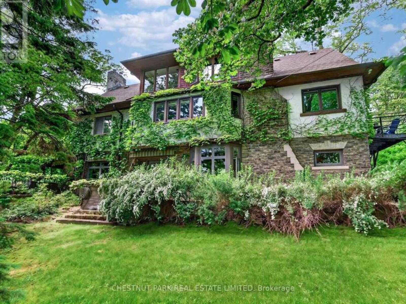 80 WYCHWOOD PARK, Toronto, Ontario M6G 2V5