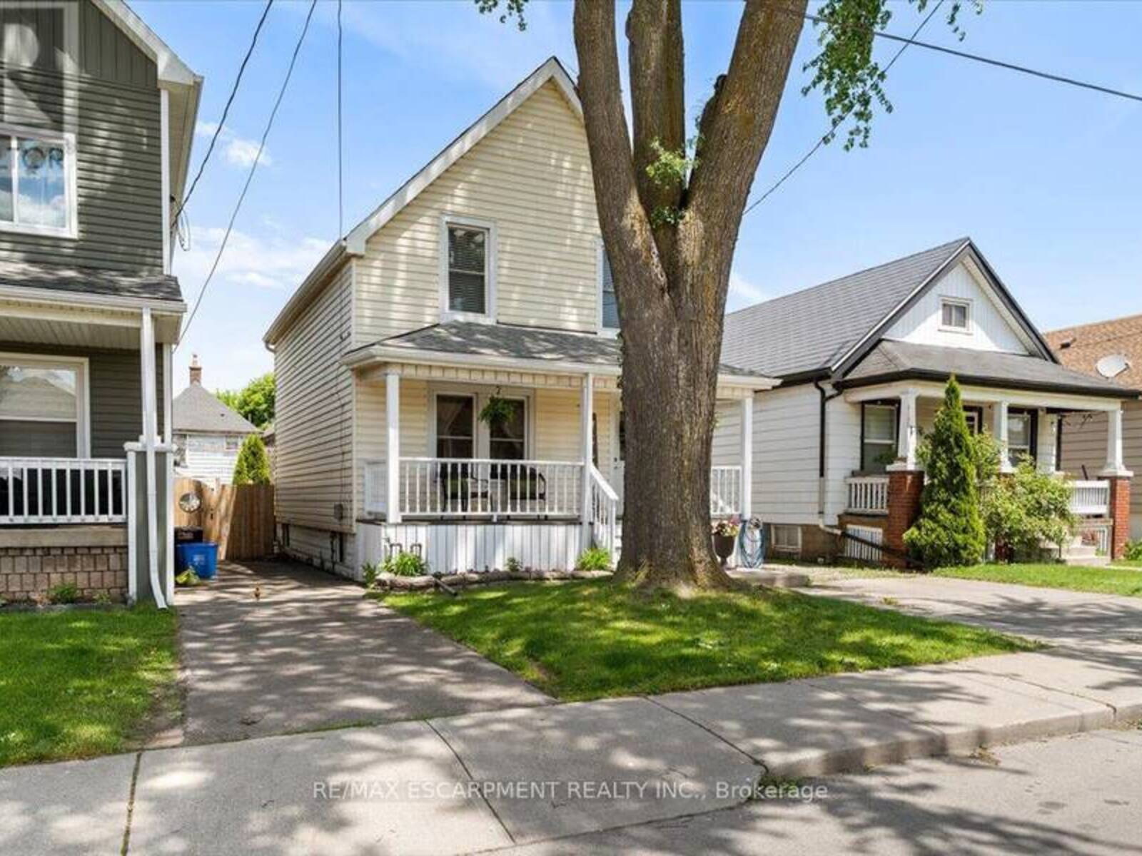 17 CRAIGMILLER AVENUE, Hamilton, Ontario L8L 3H9