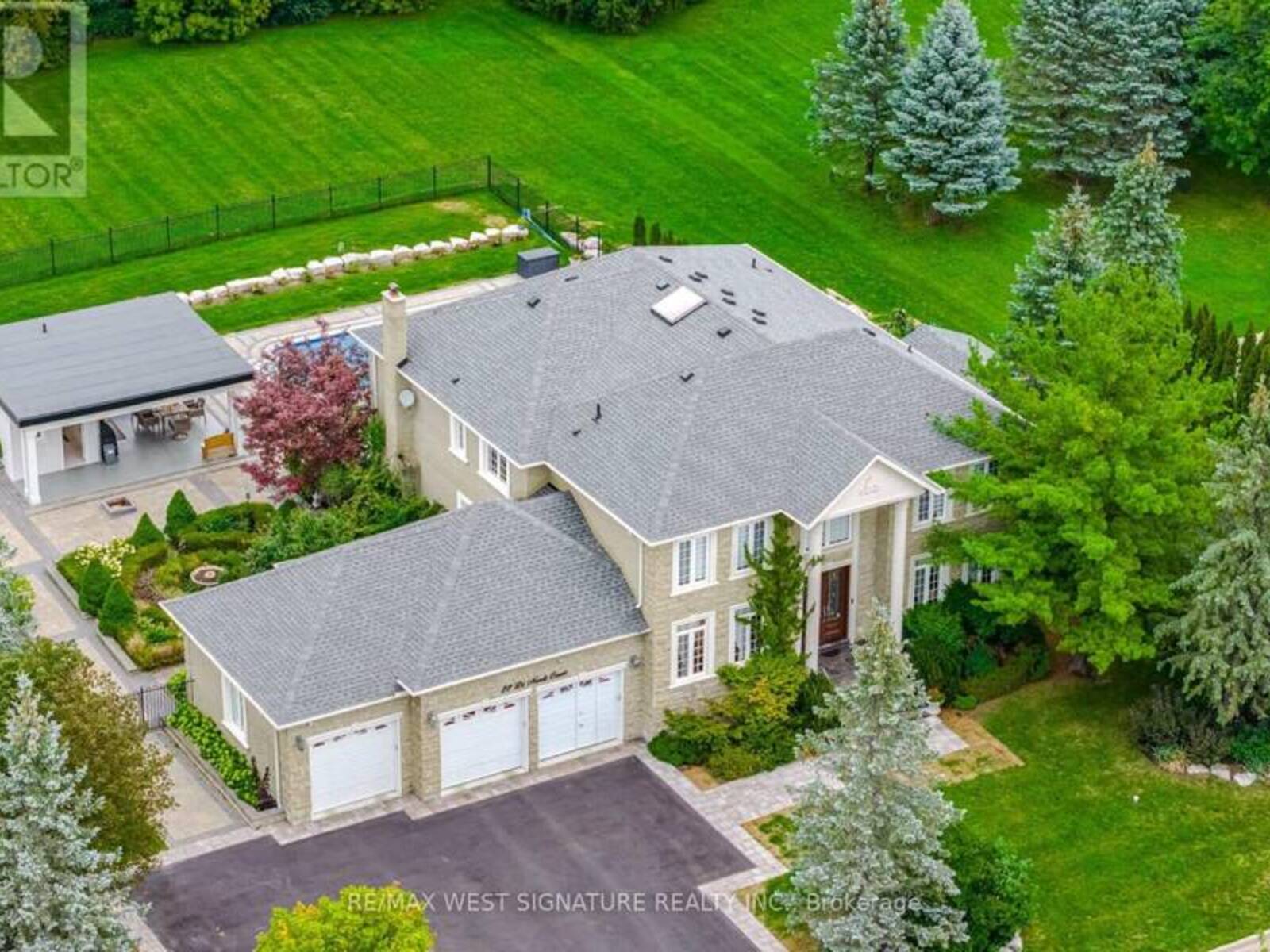 22 DI NARDO COURT, King, Ontario L7B 1M2