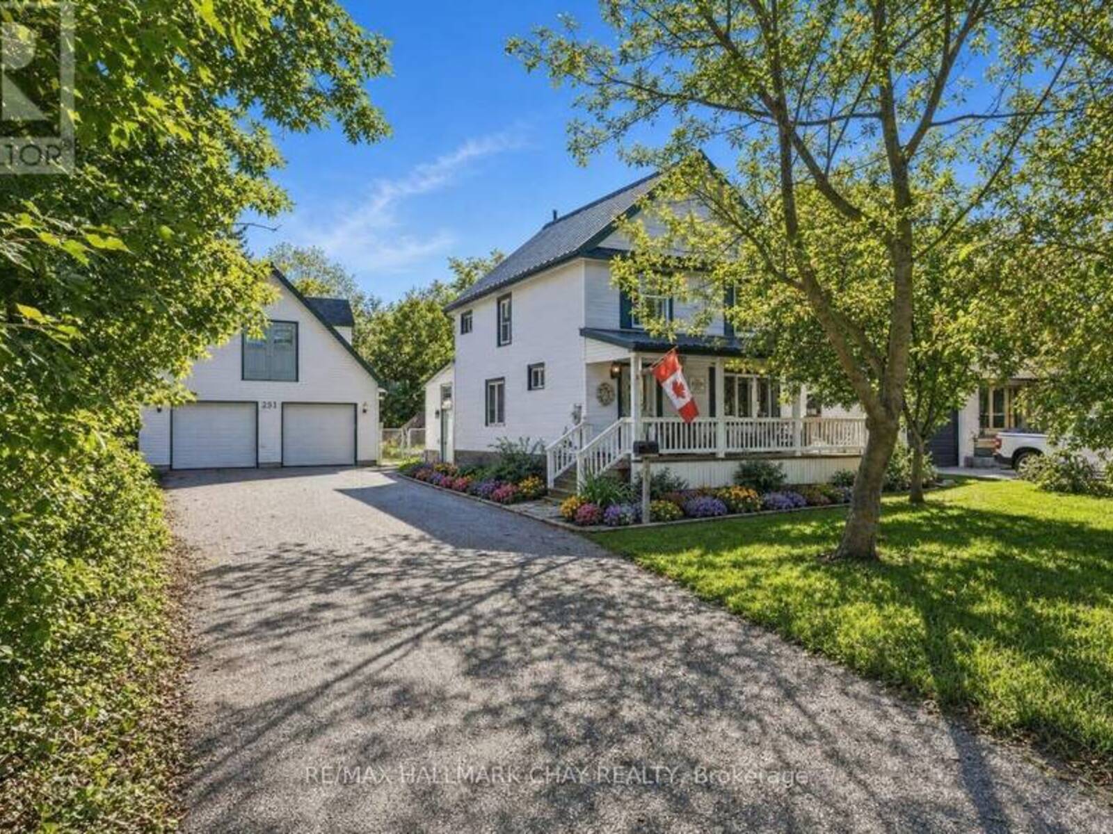 251 DUCKWORTH STREET, Barrie, Ontario L4M 3X1