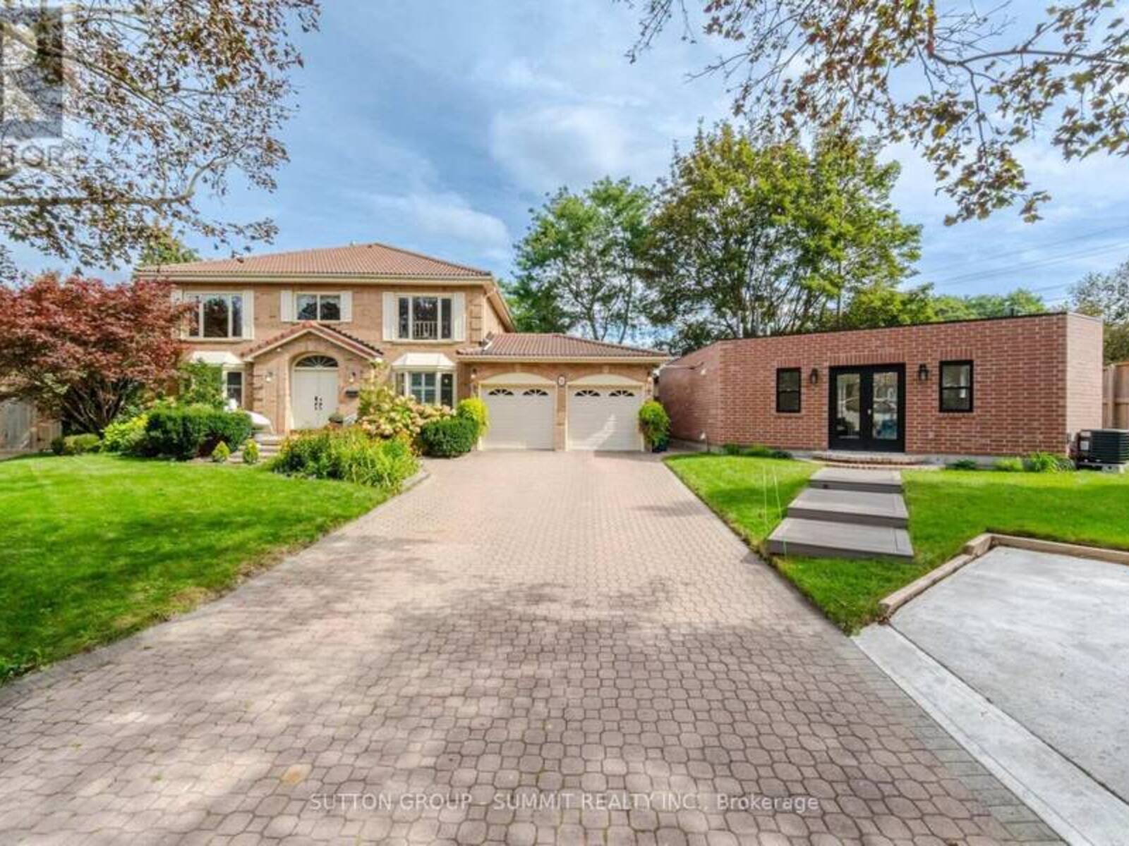 36 INGLENOOK COURT, Whitby, Ontario L1R 1H1