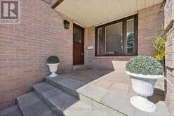 32 VALLEY CENTRE DRIVE | Toronto Ontario | Slide Image Four