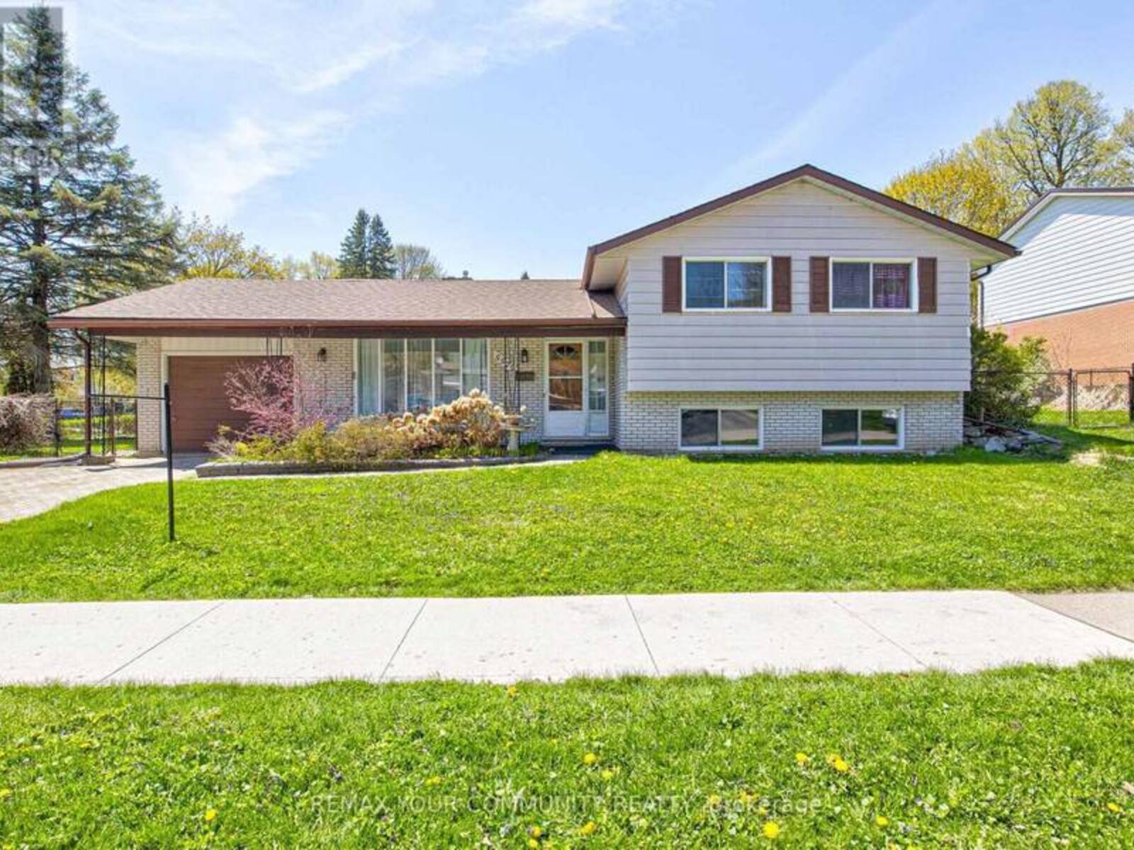 557 GLEN MANOR BOULEVARD, Waterloo, Ontario N2L 4T7