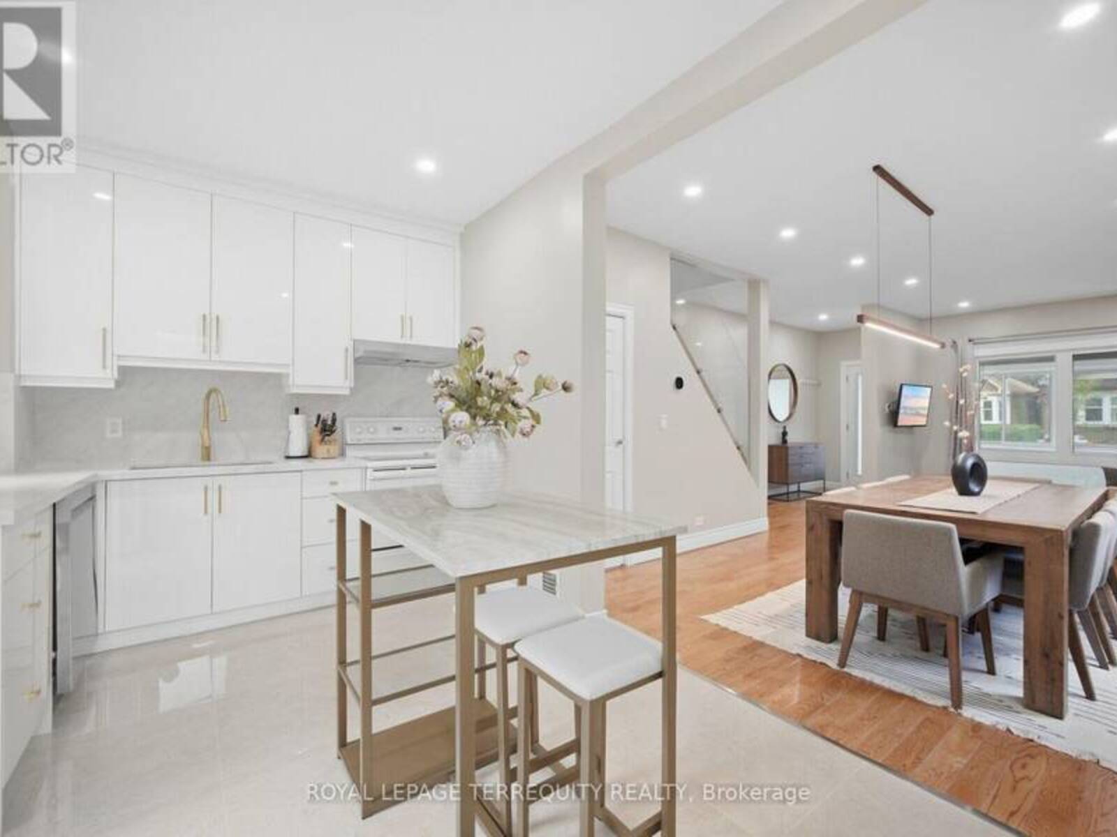 350 LUMSDEN AVENUE, Toronto, Ontario M4C 2L3