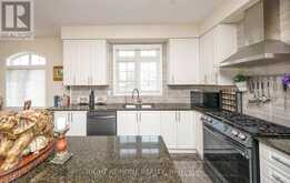 2 CLIFF THOMPSON COURT | Georgina Ontario | Slide Image Eight