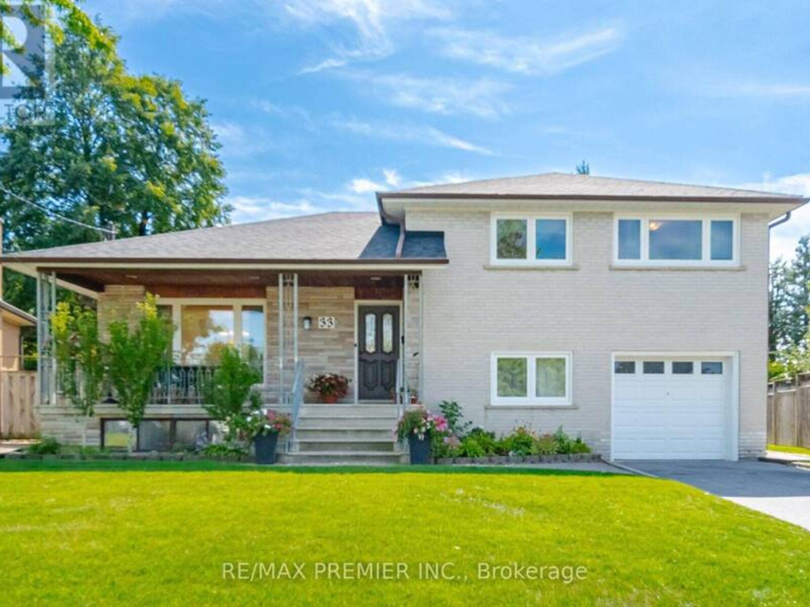 33 BELLEGLADE COURT, Toronto, Ontario M9M 2W3