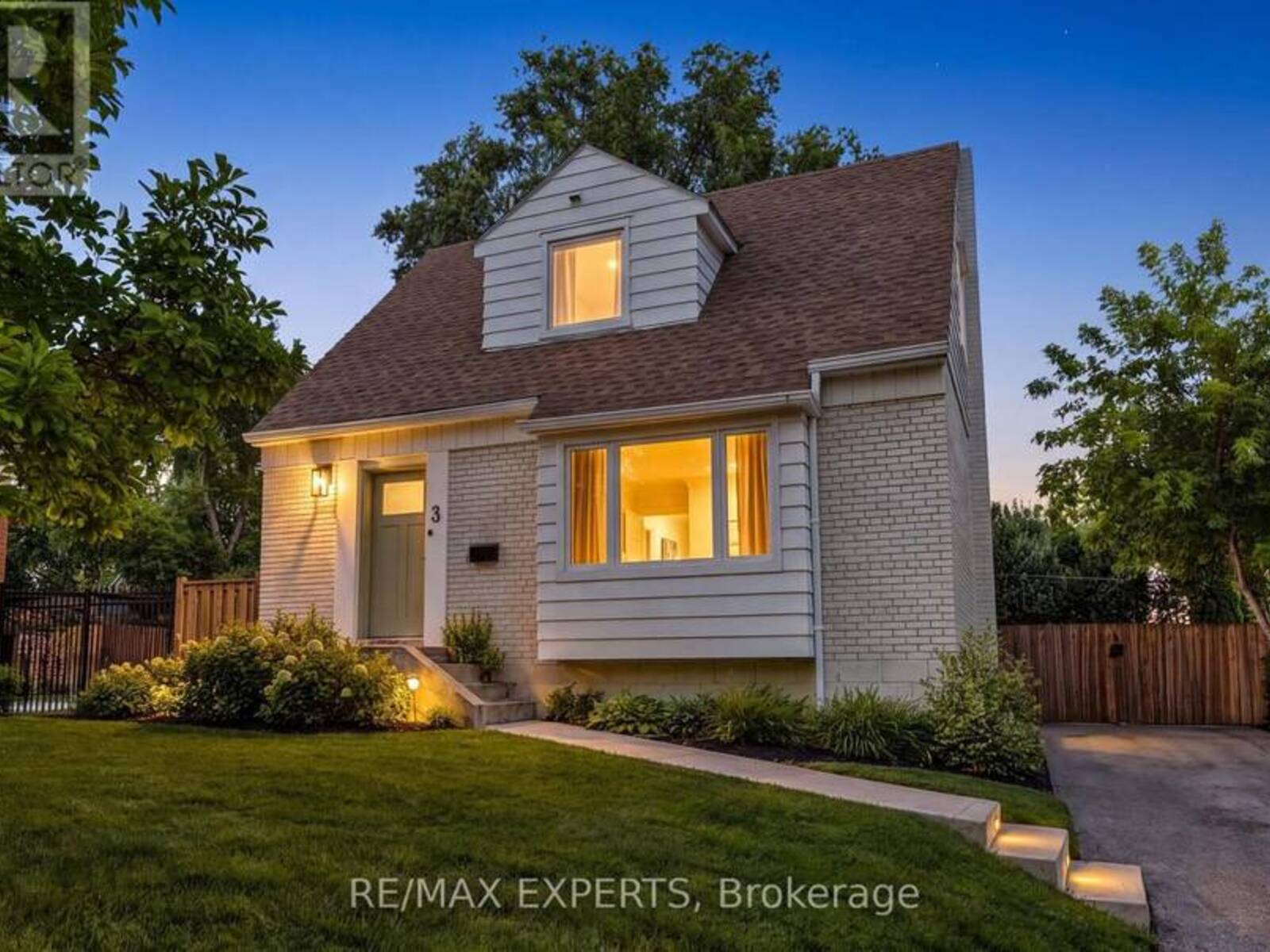 3 GREENACRES ROAD, Toronto, Ontario M6M 4A6