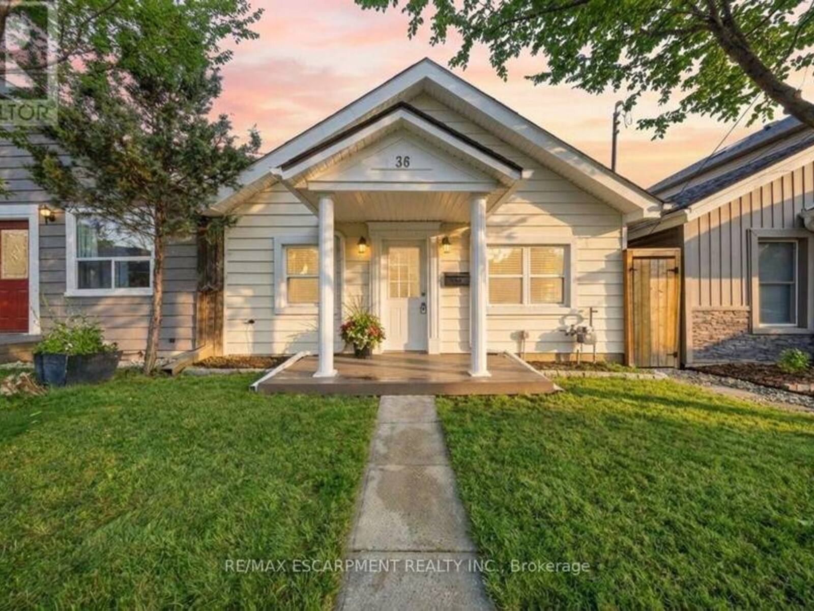 36 QUEENSDALE AVENUE W, Hamilton, Ontario L9C 1B5