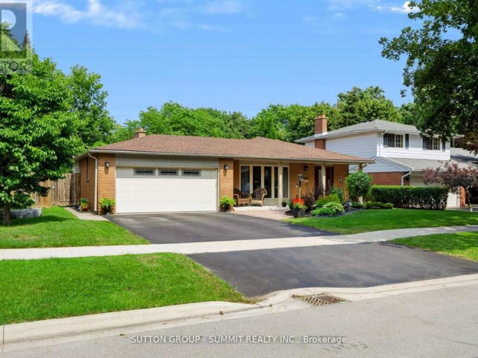 659 CHERRYWOOD DRIVE, Burlington, Ontario L7T 3W9