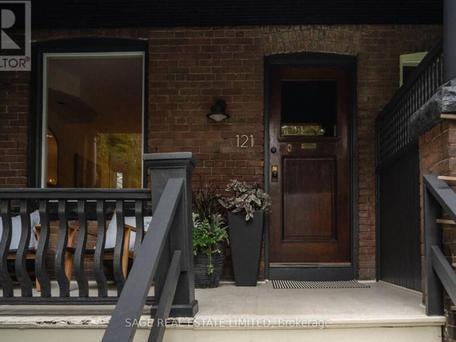 121 GLENDALE AVENUE, Toronto, Ontario M6R 2T3