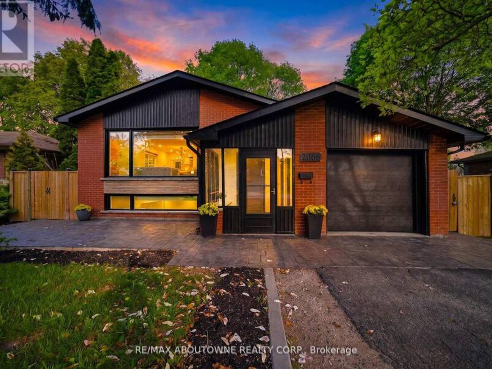 2066 REBECCA STREET, Oakville, Ontario L6L 2A2