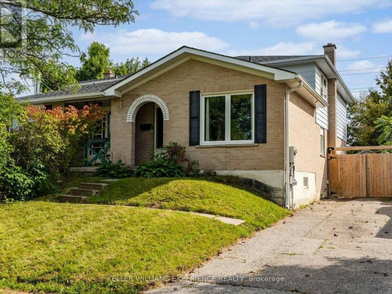21 B COLLEGE CRESCENT, Barrie, Ontario L4M 2W4