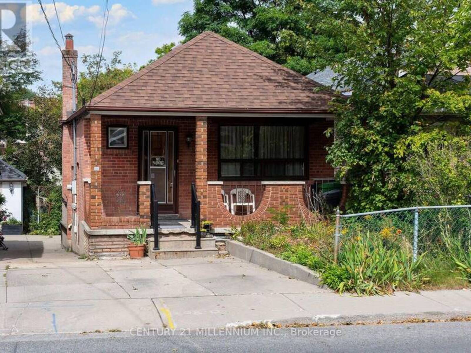 16 ROCHDALE AVENUE, Toronto, Ontario M6E 1X2
