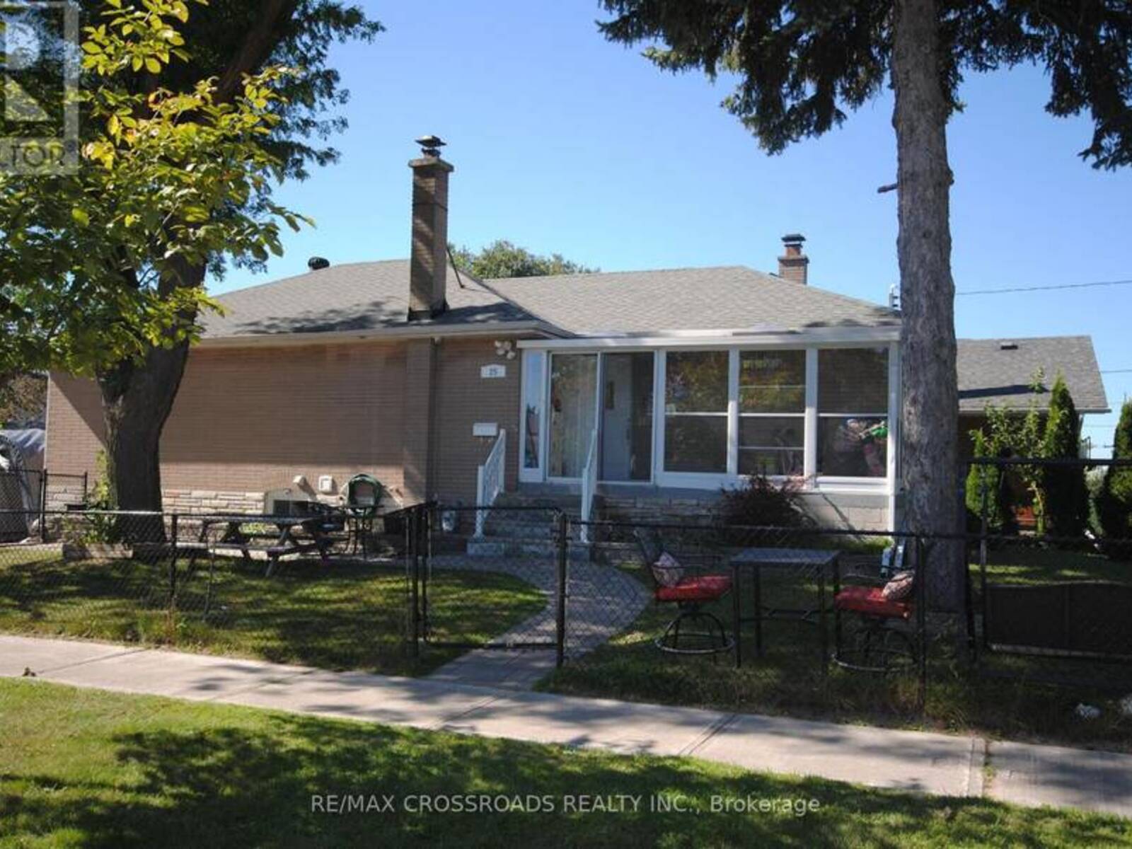 25 ARBUTUS CRESCENT, Toronto, Ontario M1P 1W8