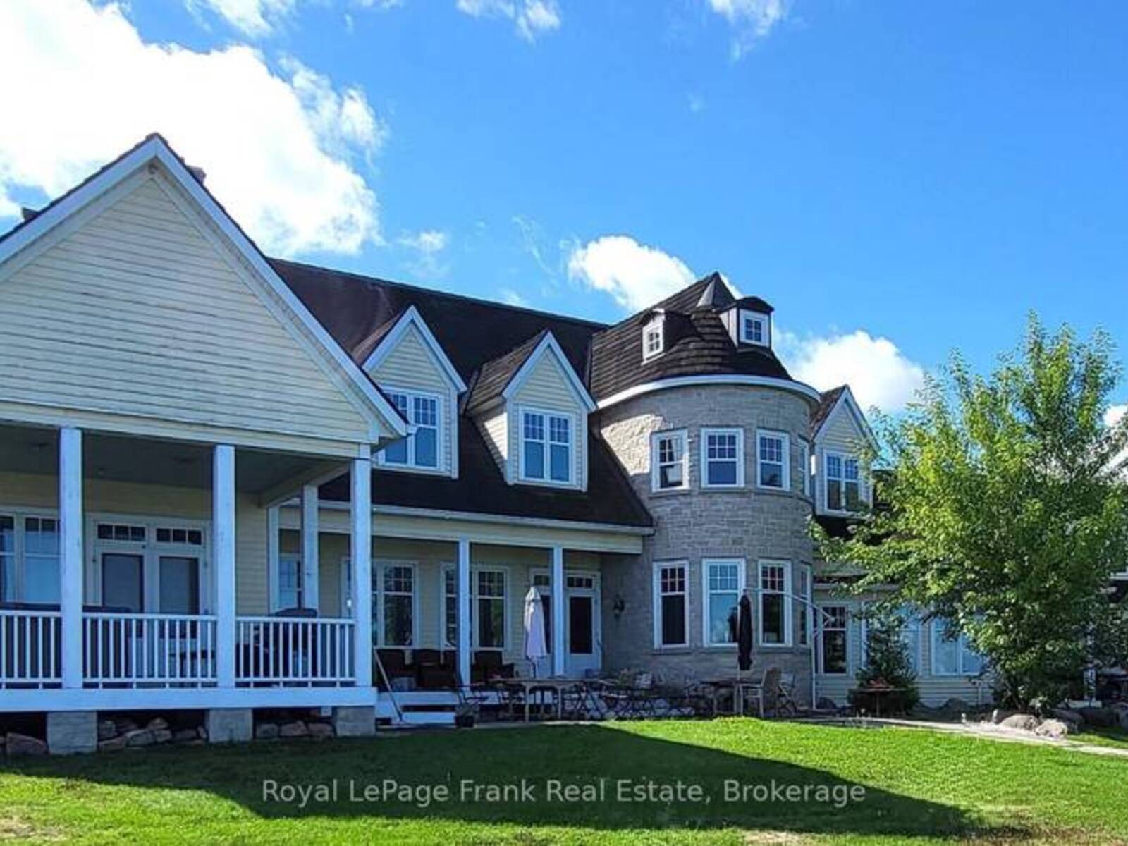136 LAKE DRIVE E, Georgina, Ontario L4P 3E9