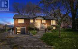 17 WENDAKEE DRIVE | Hamilton Ontario | Slide Image One