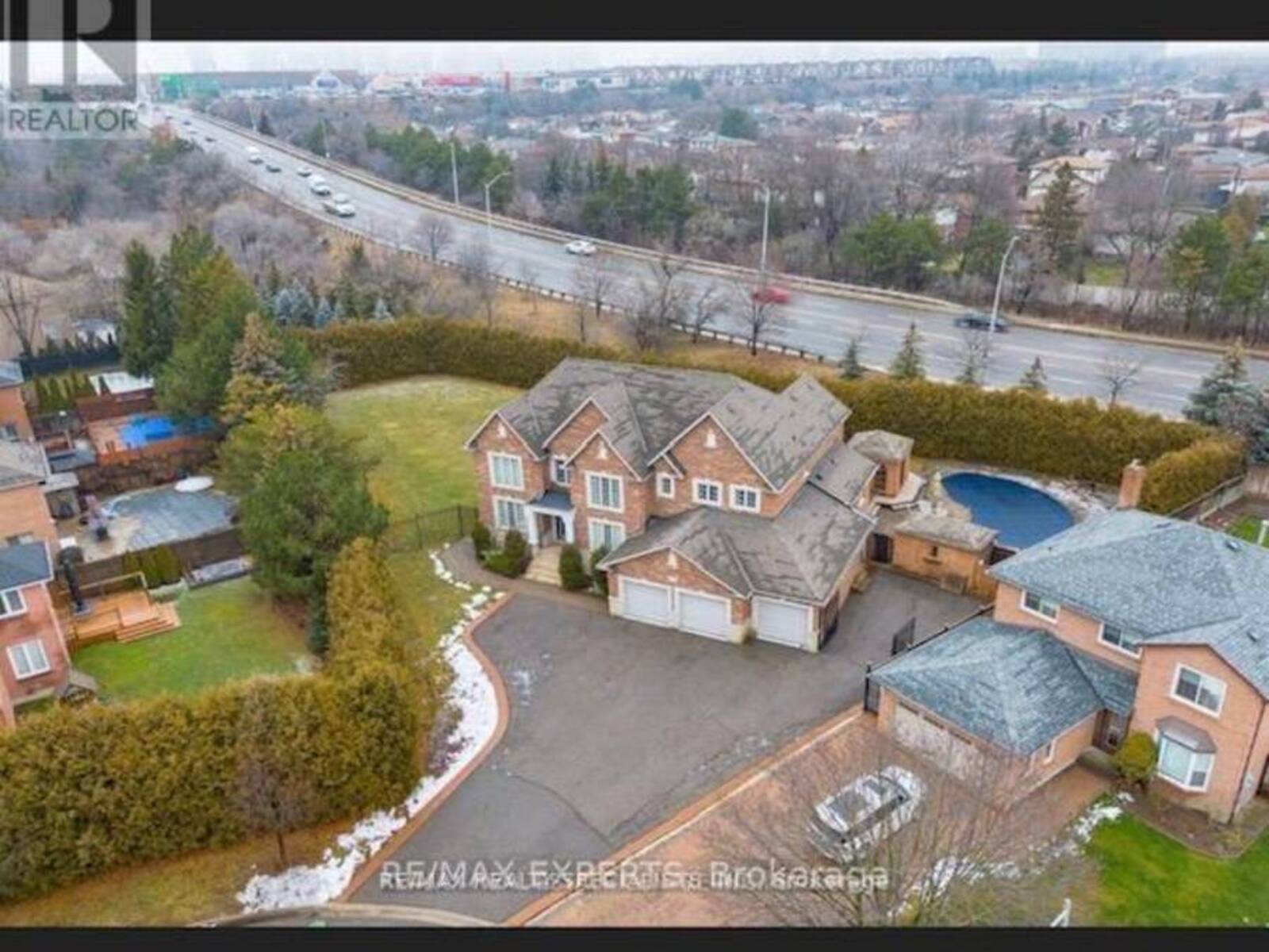 2489 OLINDA COURT, Mississauga, Ontario L5C 4P5