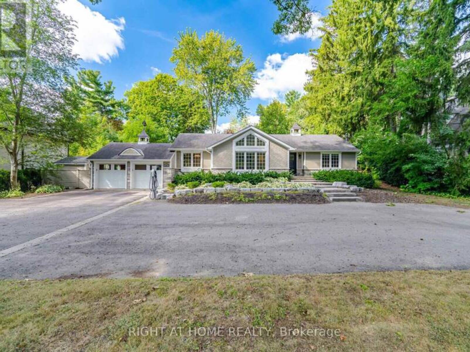 1037 LAKESHORE ROAD W, Oakville, Ontario L6L 1E7