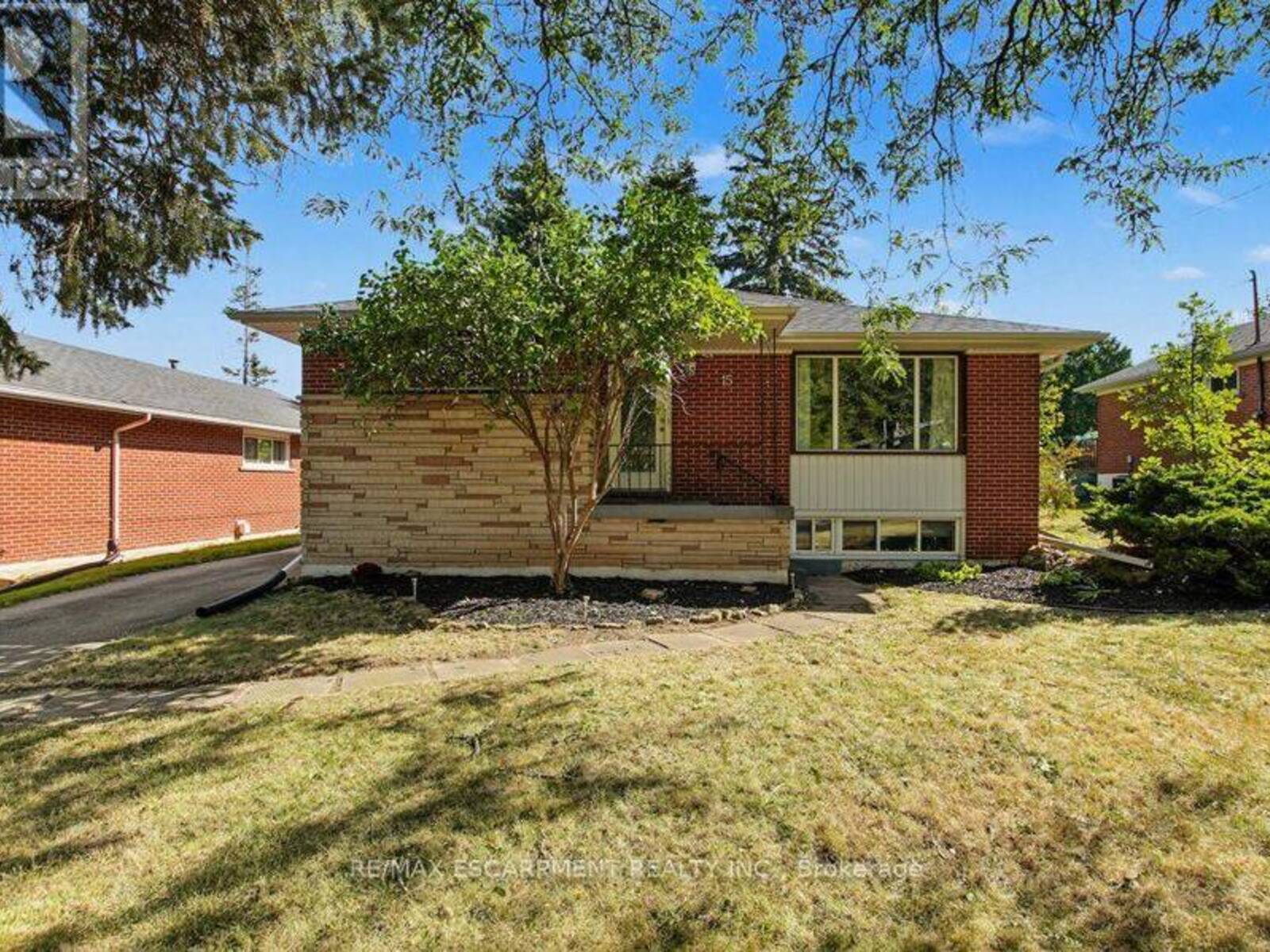 15 CARWYN CRESCENT, Hamilton, Ontario L8S 3H3