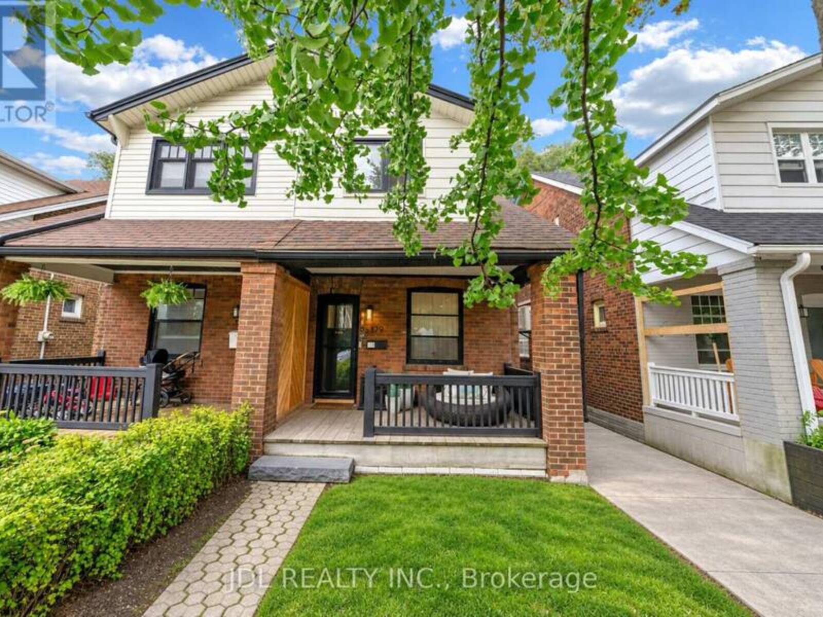 379 SCARBOROUGH ROAD, Toronto, Ontario M4E 3N1