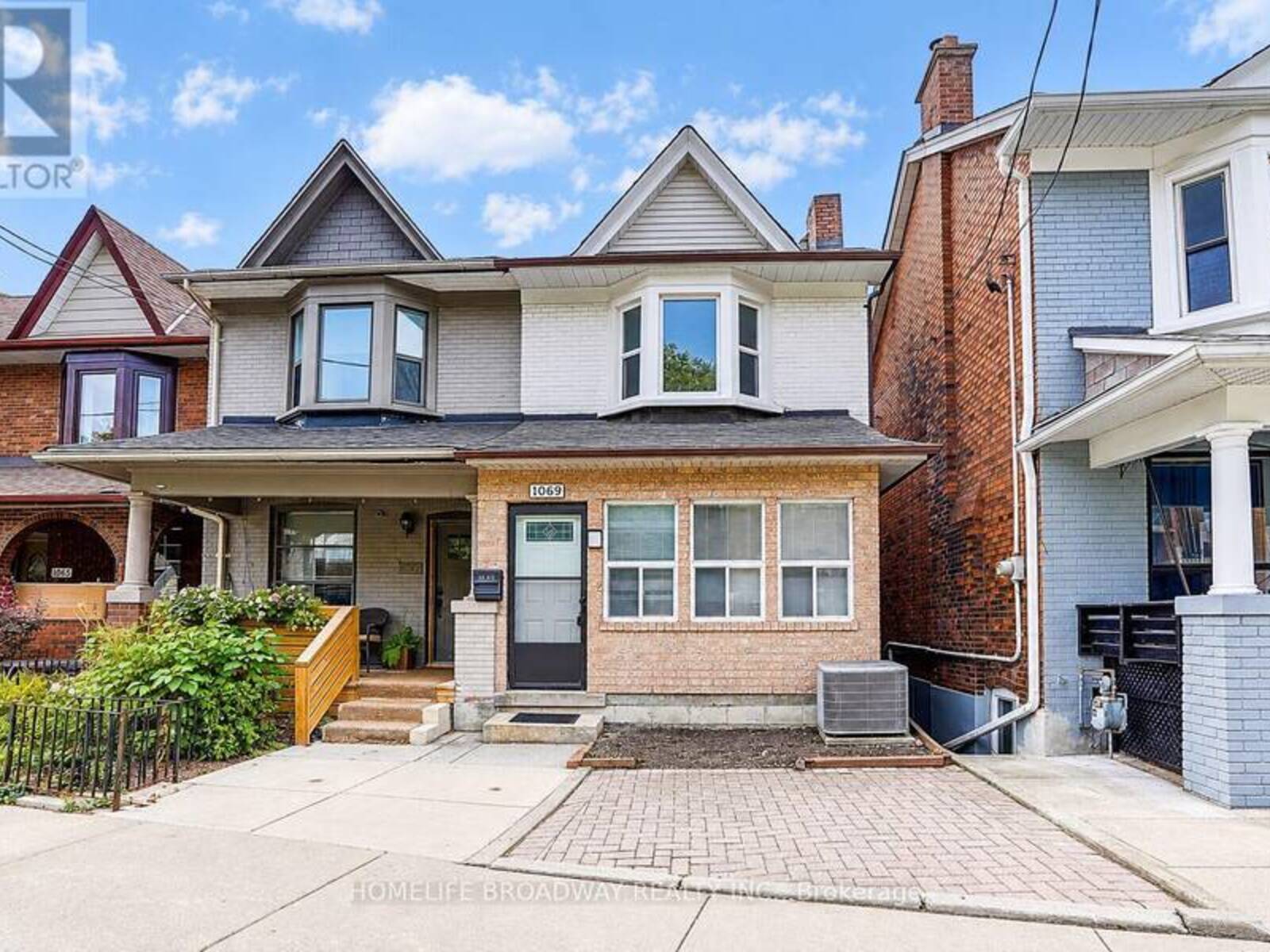 1069 DAVENPORT ROAD, Toronto, Ontario M6G 2C2