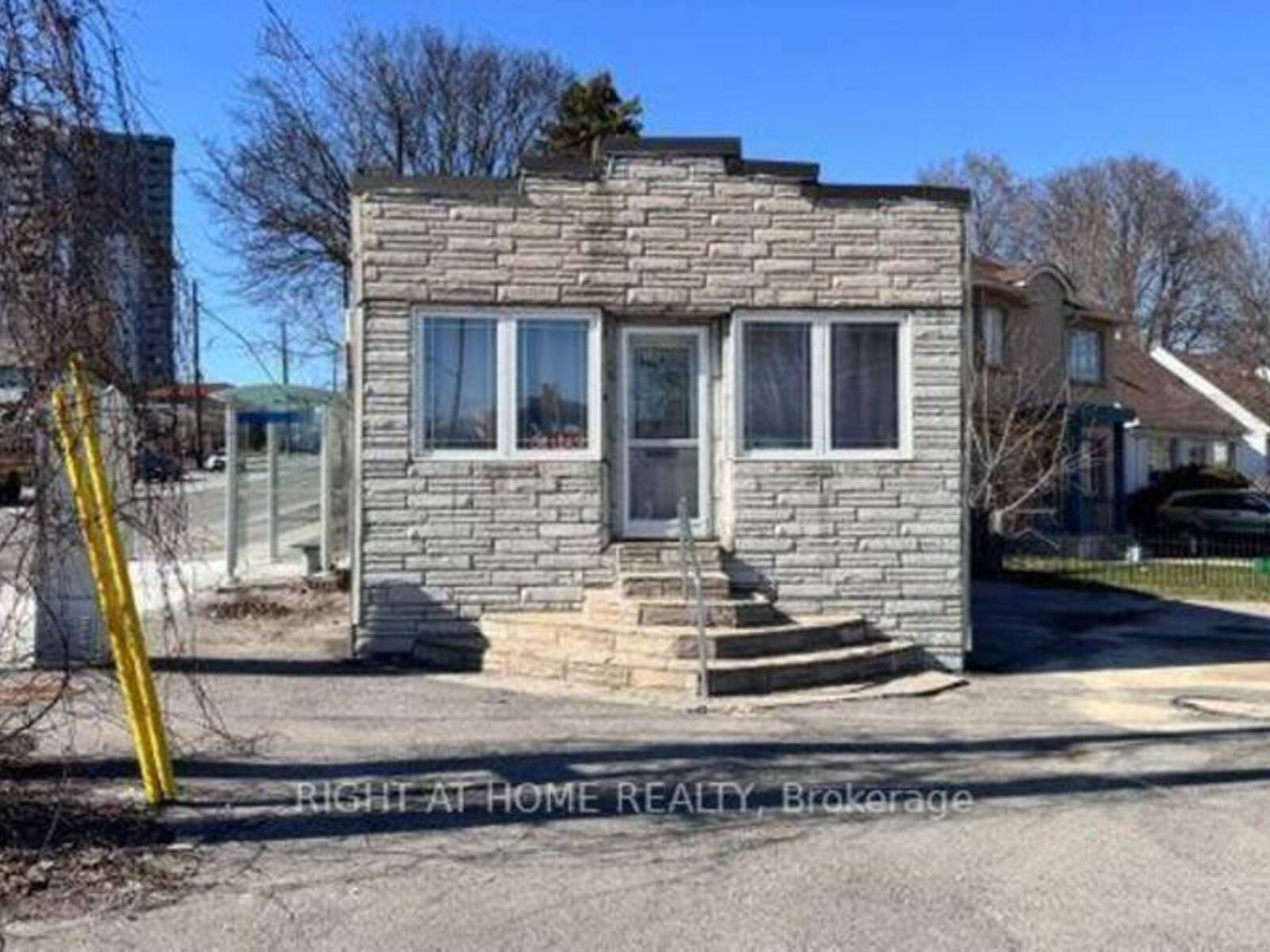 104 DANFORTH ROAD, Toronto, Ontario M1L 3W7