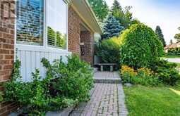 284 MURRAY DRIVE | Aurora Ontario | Slide Image Three