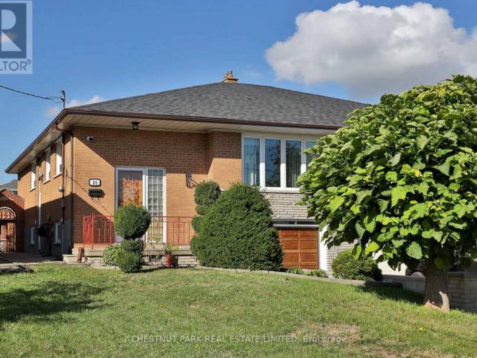 28 CHARRINGTON CRESCENT, Toronto, Ontario M3L 2C4
