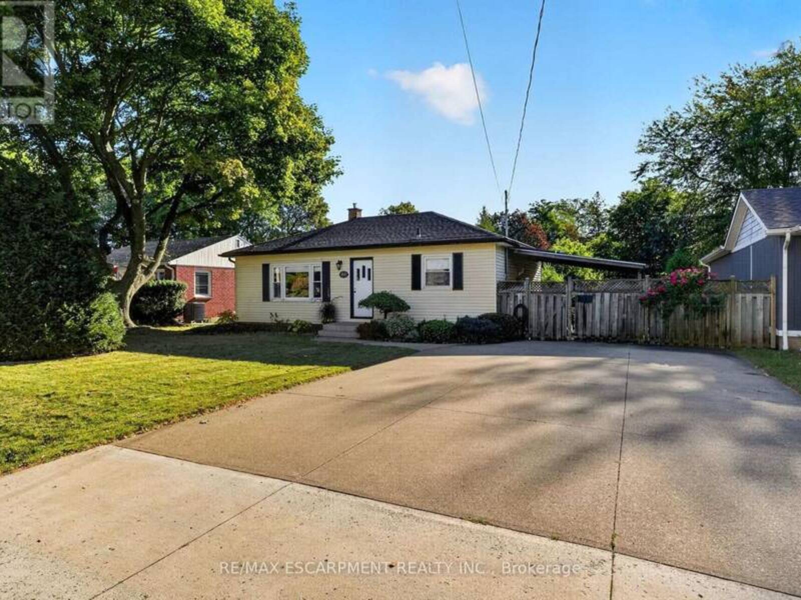 416 BARTLETT AVENUE, Grimsby, Ontario L3M 2N4