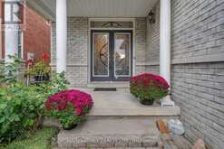 27 BLACKBIRD CRESCENT | Richmond Hill Ontario | Slide Image Three
