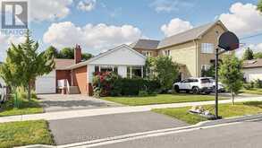 32 ALLONSIUS DRIVE | Toronto Ontario | Slide Image Two