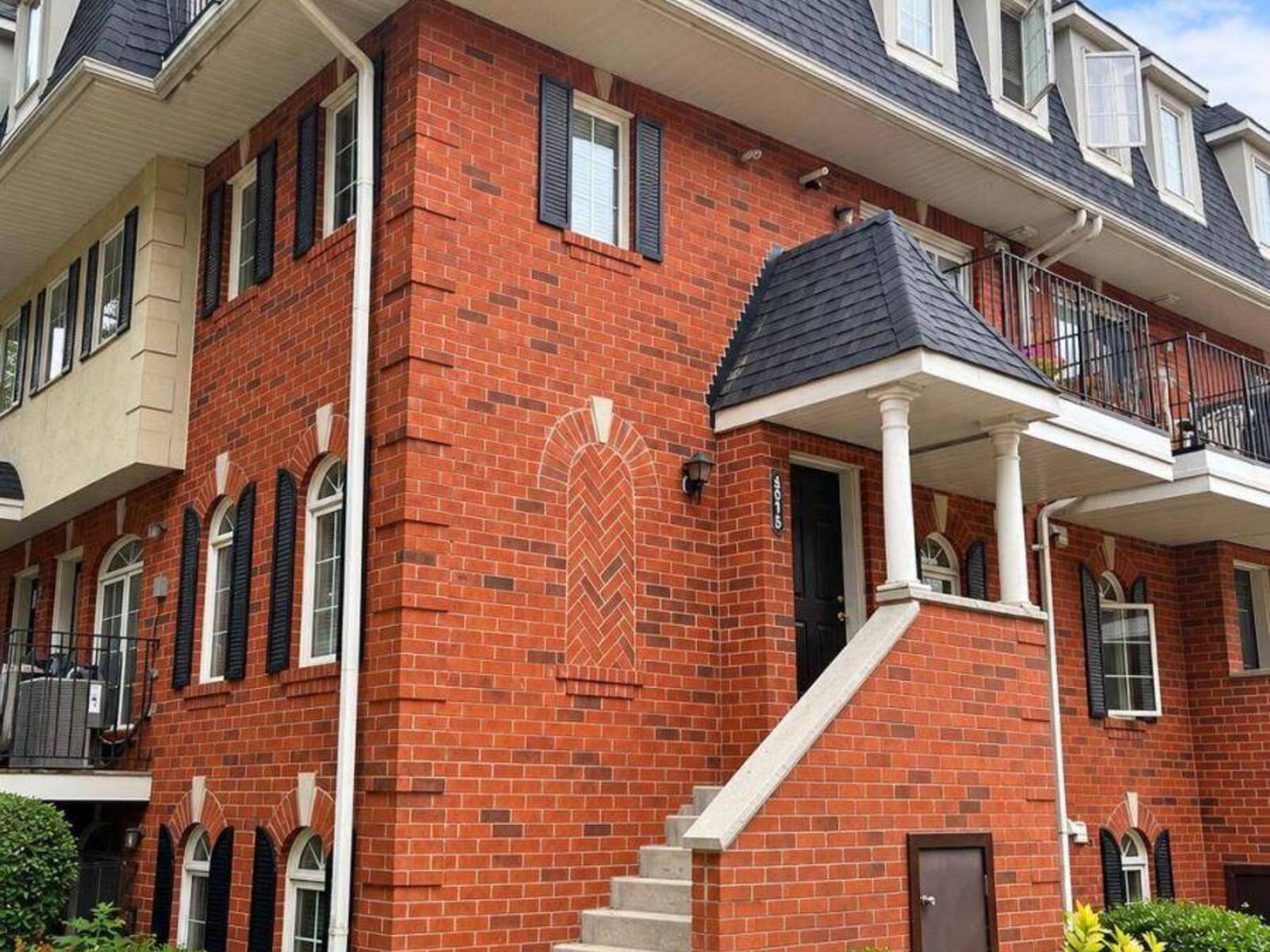 301 - 64 SIDNEY BELSEY CRESCENT, Toronto, Ontario M6M 5J4