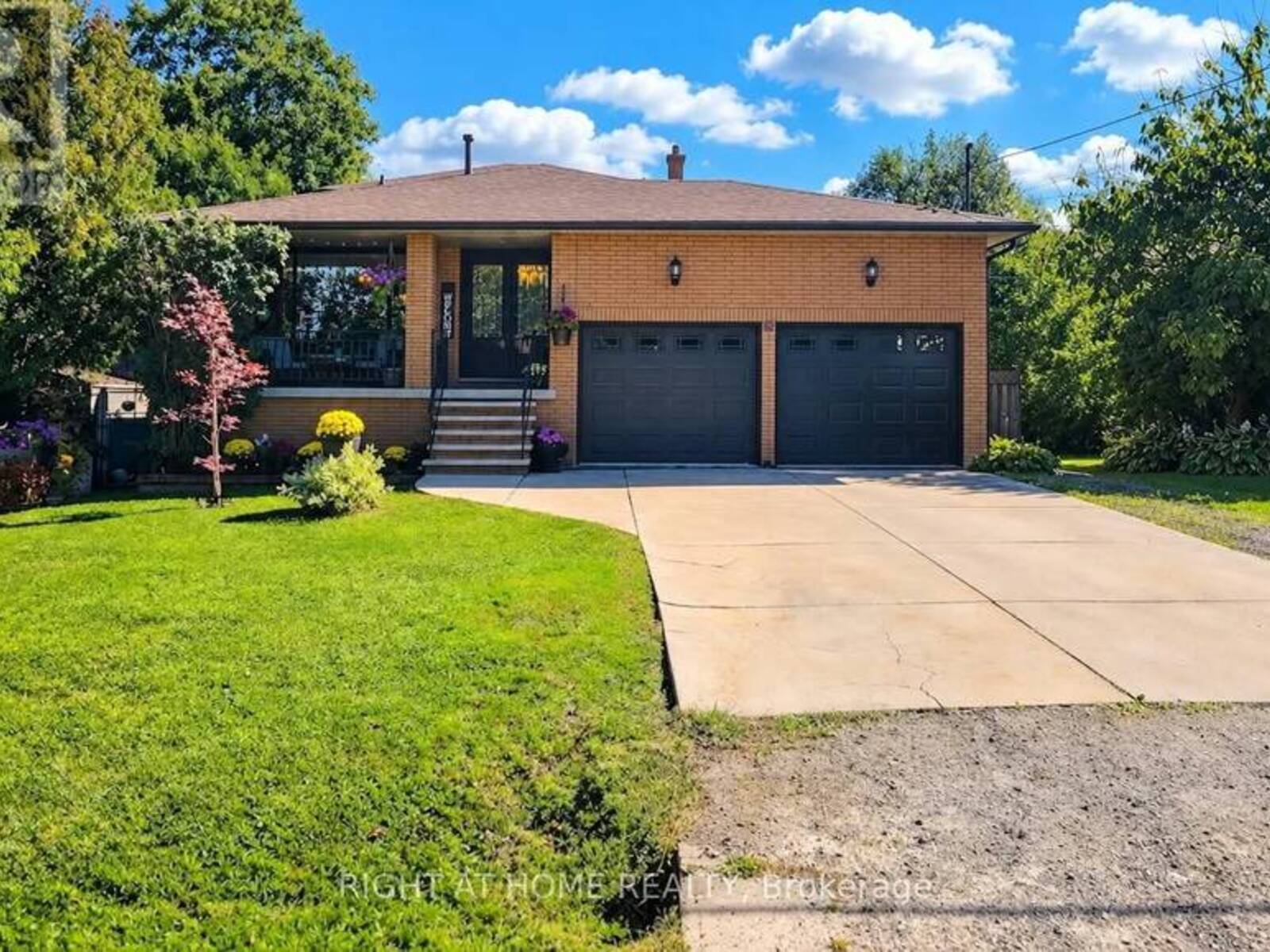 8 HUNTER ROAD, Grimsby, Ontario L3M 4A4