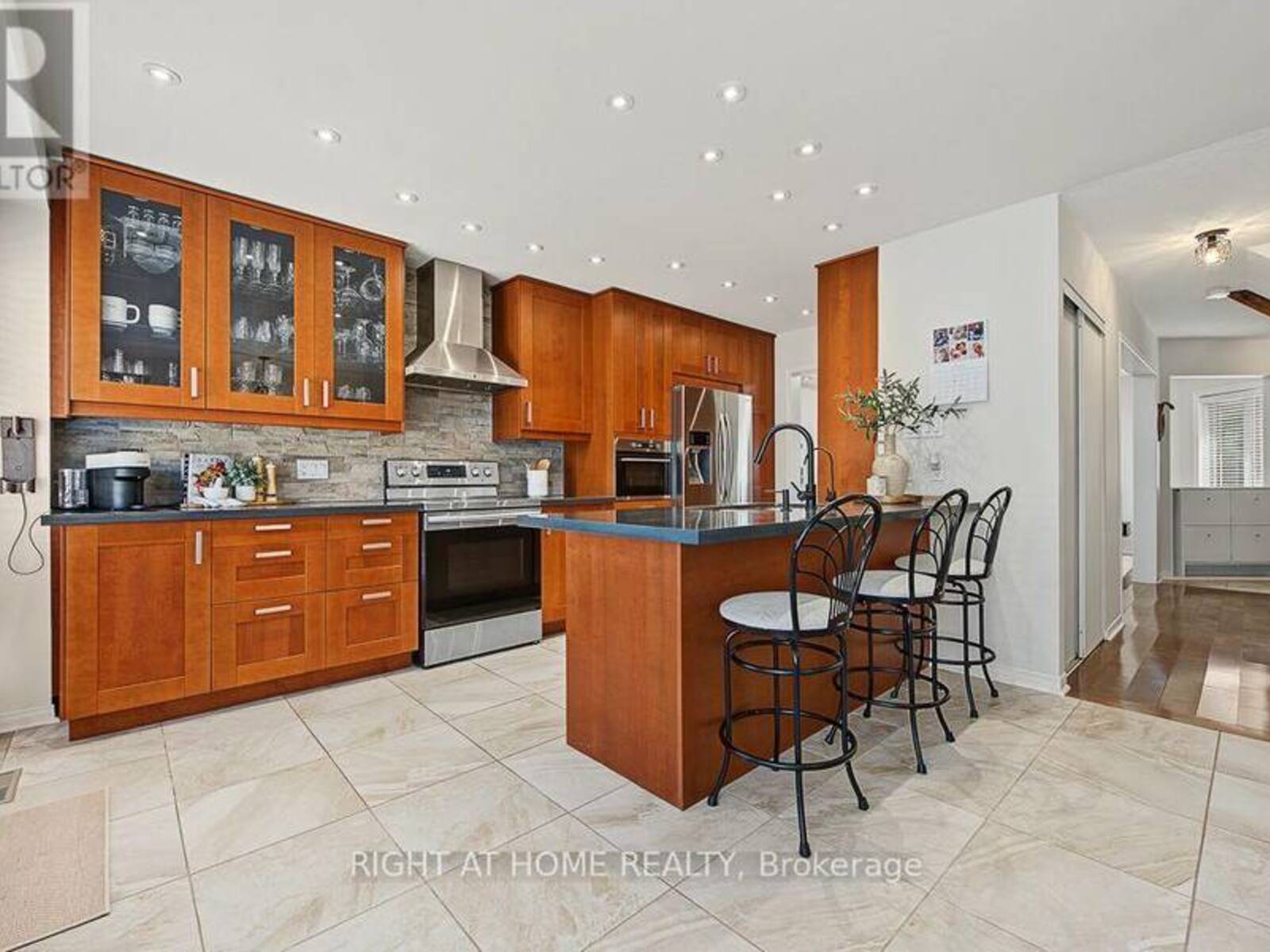 3829 CRAIGHURST AVENUE, Mississauga, Ontario L5N 6T7
