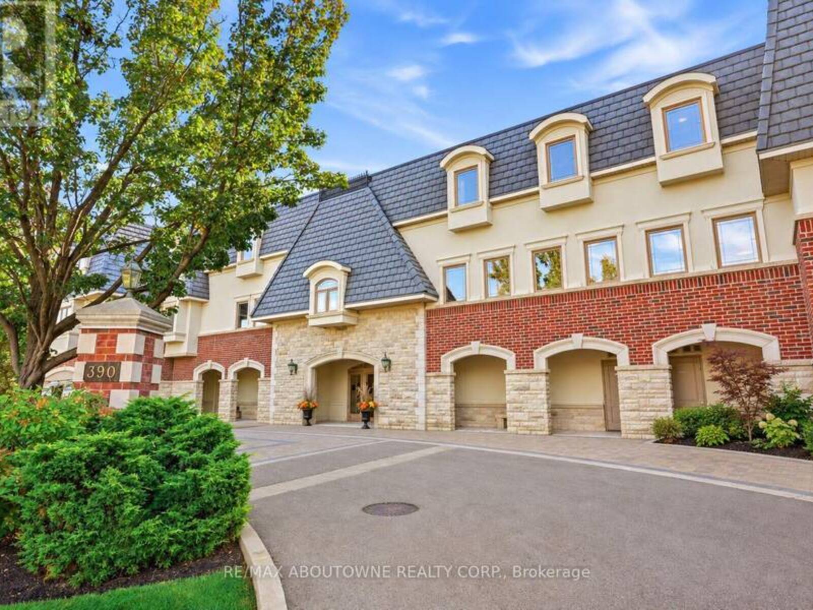 301 - 390 UPPER MIDDLE ROAD, Oakville, Ontario L6H 0A5