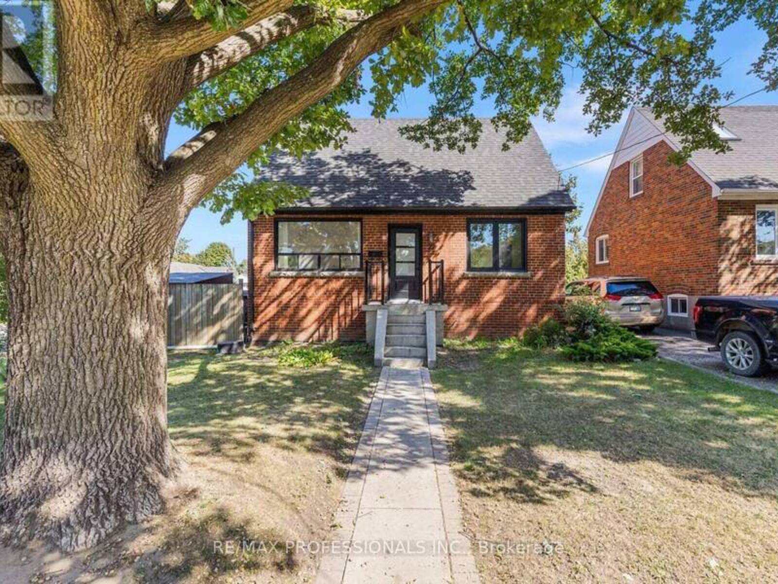 27 BRAWLEY AVENUE, Toronto, Ontario M8Z 4Z2