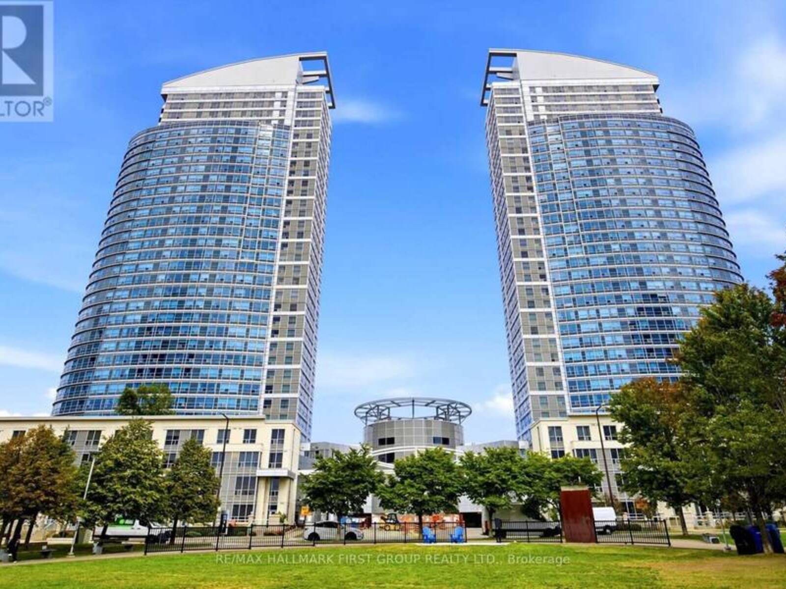 1002 - 36 LEE CENTRE DRIVE, Toronto, Ontario M1H 3K2