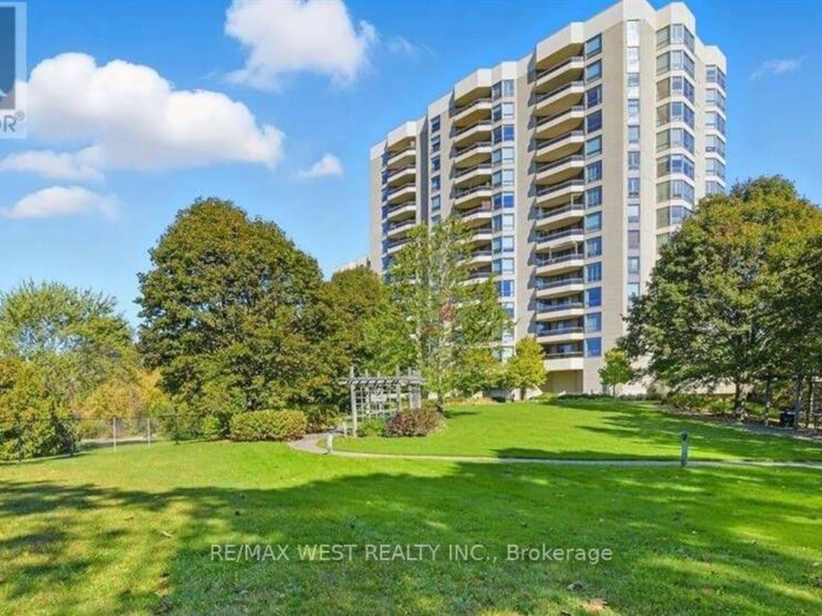 305 - 700 WILSON ROAD N, Oshawa, Ontario L1G 7T5