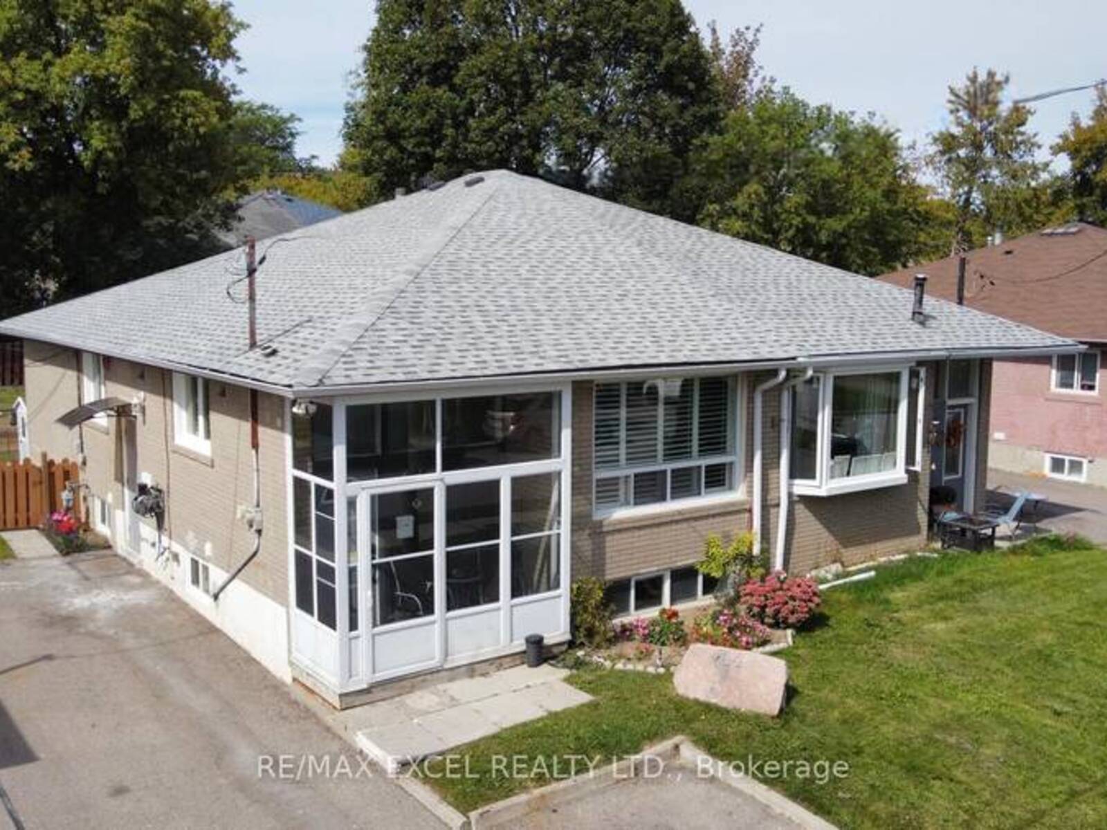44 LINDSAY AVENUE, Newmarket, Ontario L3Y 4N6