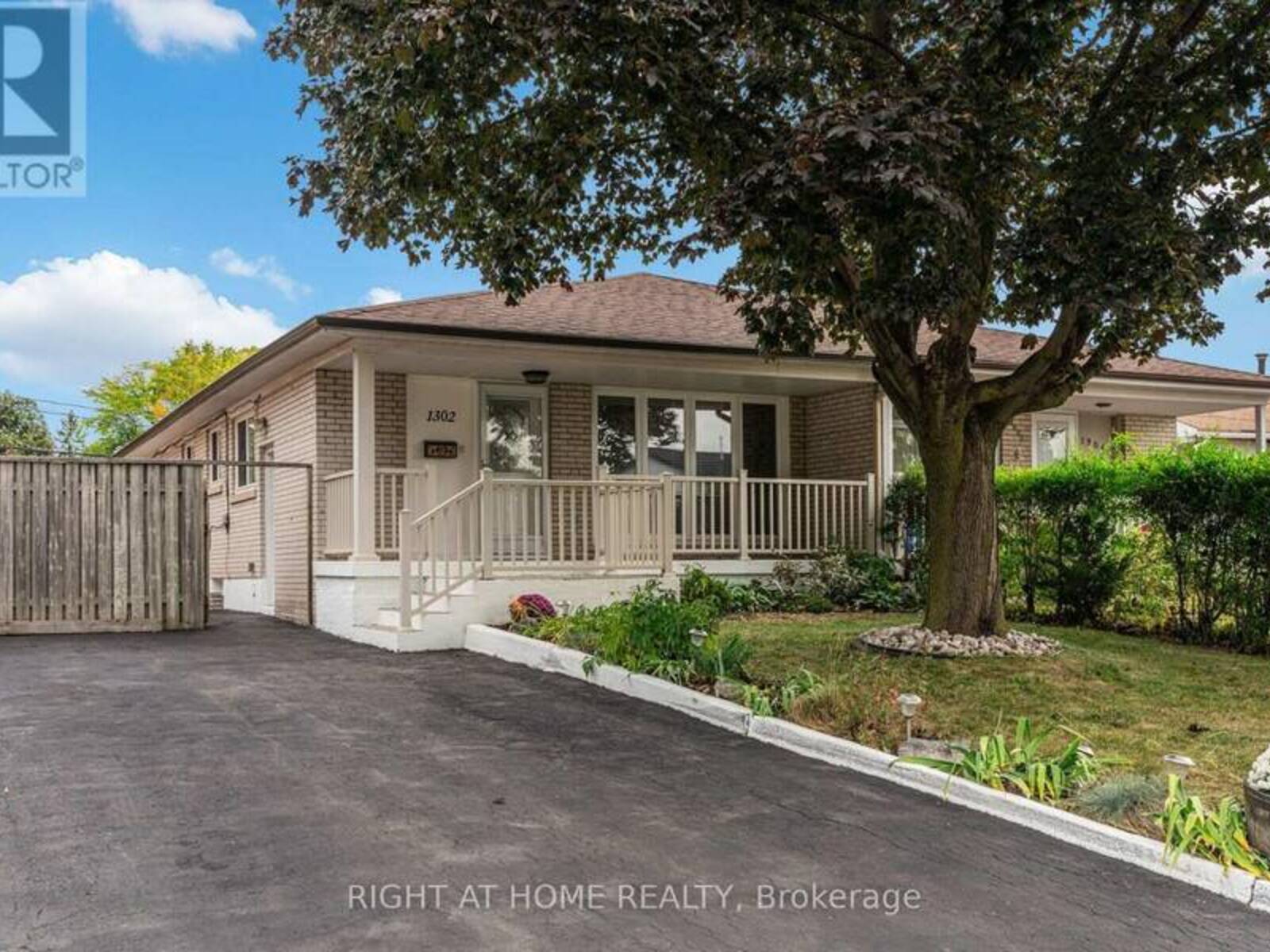 1302 REDBANK CRESCENT, Oakville, Ontario L6H 1Y5