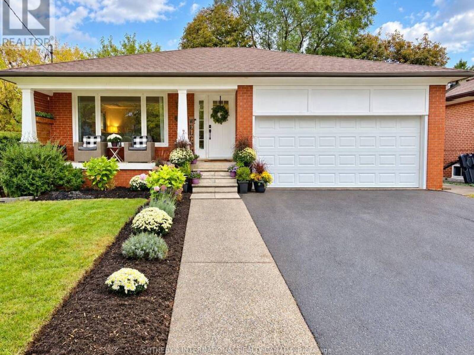 29 WOODBANK ROAD, Toronto, Ontario M9B 5C3