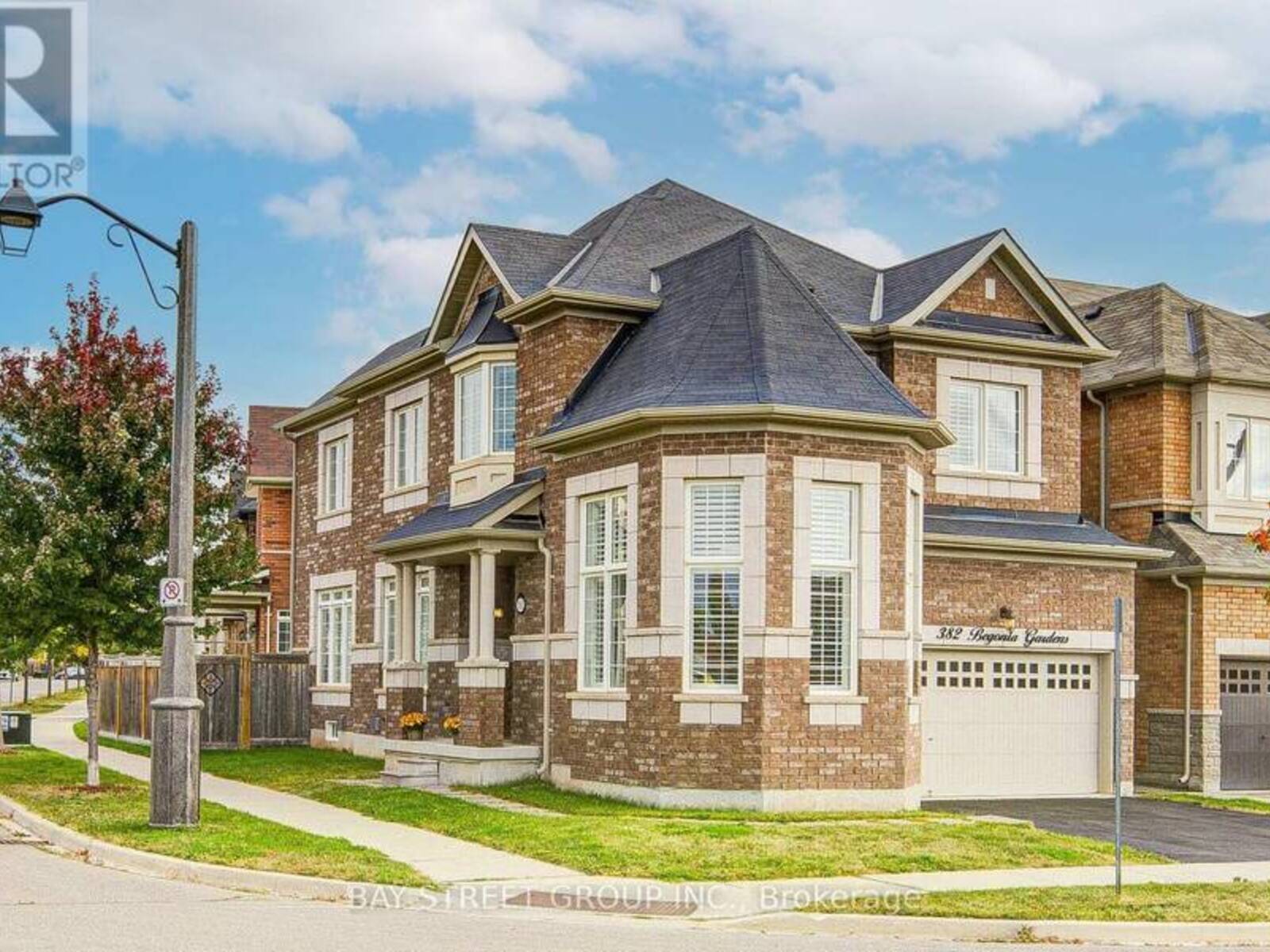 382 BEGONIA GARDENS, Oakville, Ontario L6M 1L7