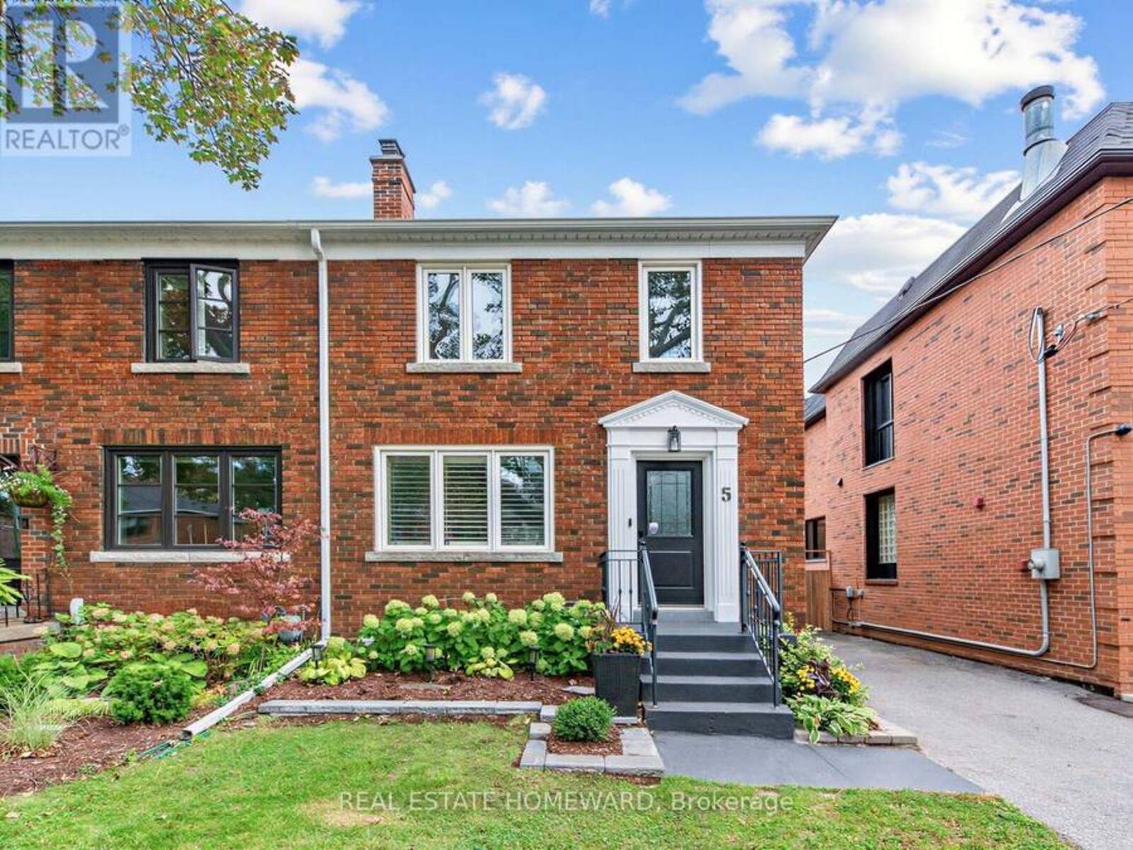 5 BEAUFIELD AVENUE, Toronto, Ontario M4G 3R2