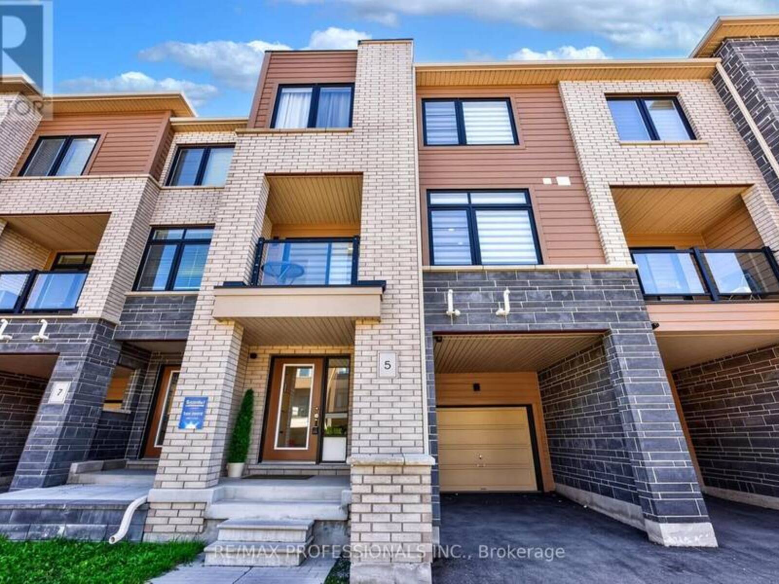 5 DELANO WAY, Newmarket, Ontario L3X 0L1