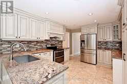 8 ELMSLEY DRIVE | Richmond Hill Ontario | Slide Image Fourteen