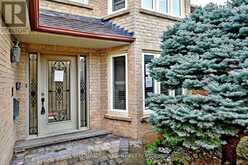 8 ELMSLEY DRIVE | Richmond Hill Ontario | Slide Image Five