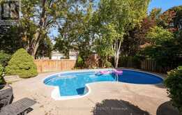 25 ALBERY CRESCENT | Aurora Ontario | Slide Image Two