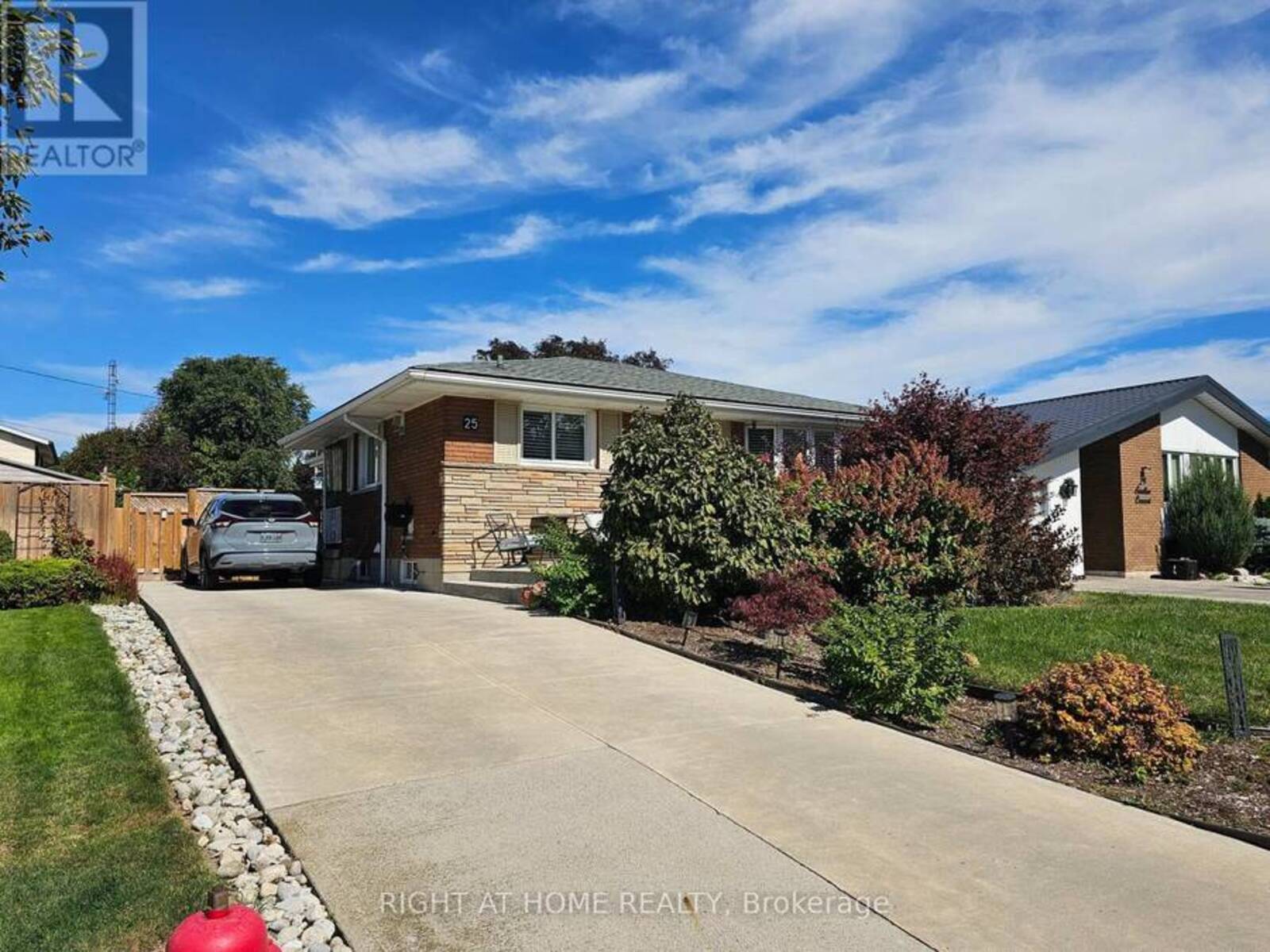 25 SWALLOW CRESCENT, Hamilton, Ontario L9A 2M7